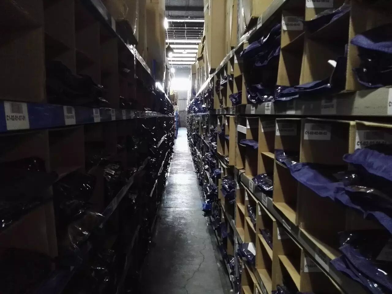 样衣仓实景：货架上的样衣资产