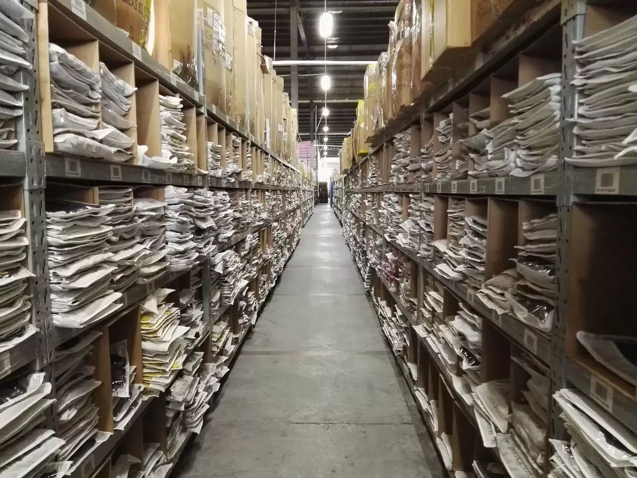 样衣仓批量盘点：手持读写器扫描货架
